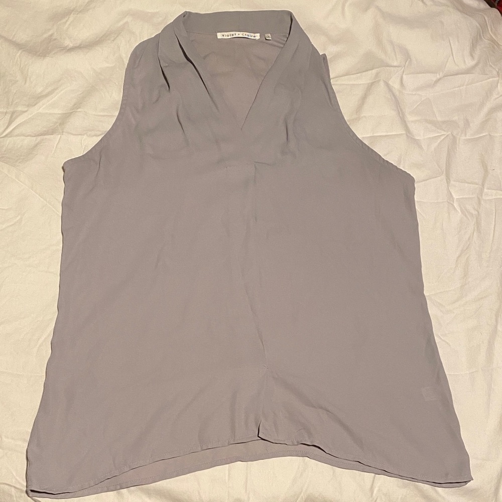 Violet & Claire Light Gray Sleeveless Blouse